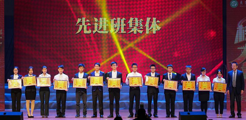 武哲副校长为先进班集体代表颁奖