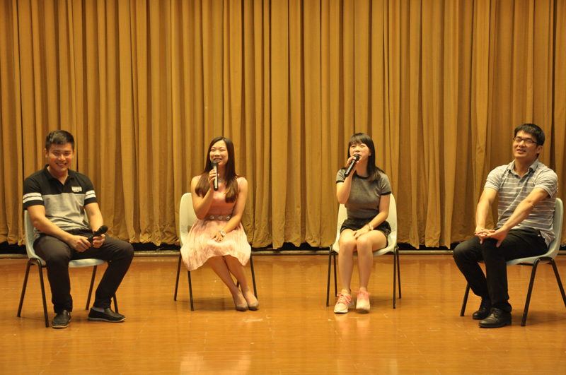 四位校友与学生面对面交谈-800