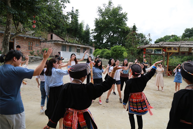 音乐专业的同学们学跳瑶族长鼓舞