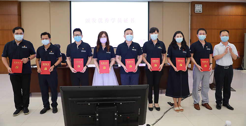 李忠红为优秀学员颁奖 李忠红为优秀学员颁奖