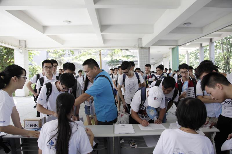 参赛队伍签到，等候入场参加测评