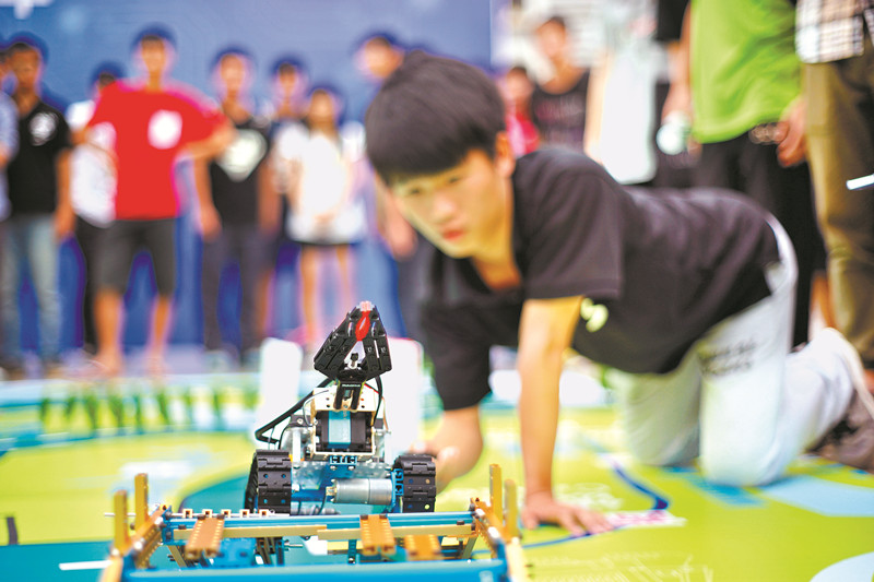 (配文1-4)比赛中的机器人 邓维伟摄_副本