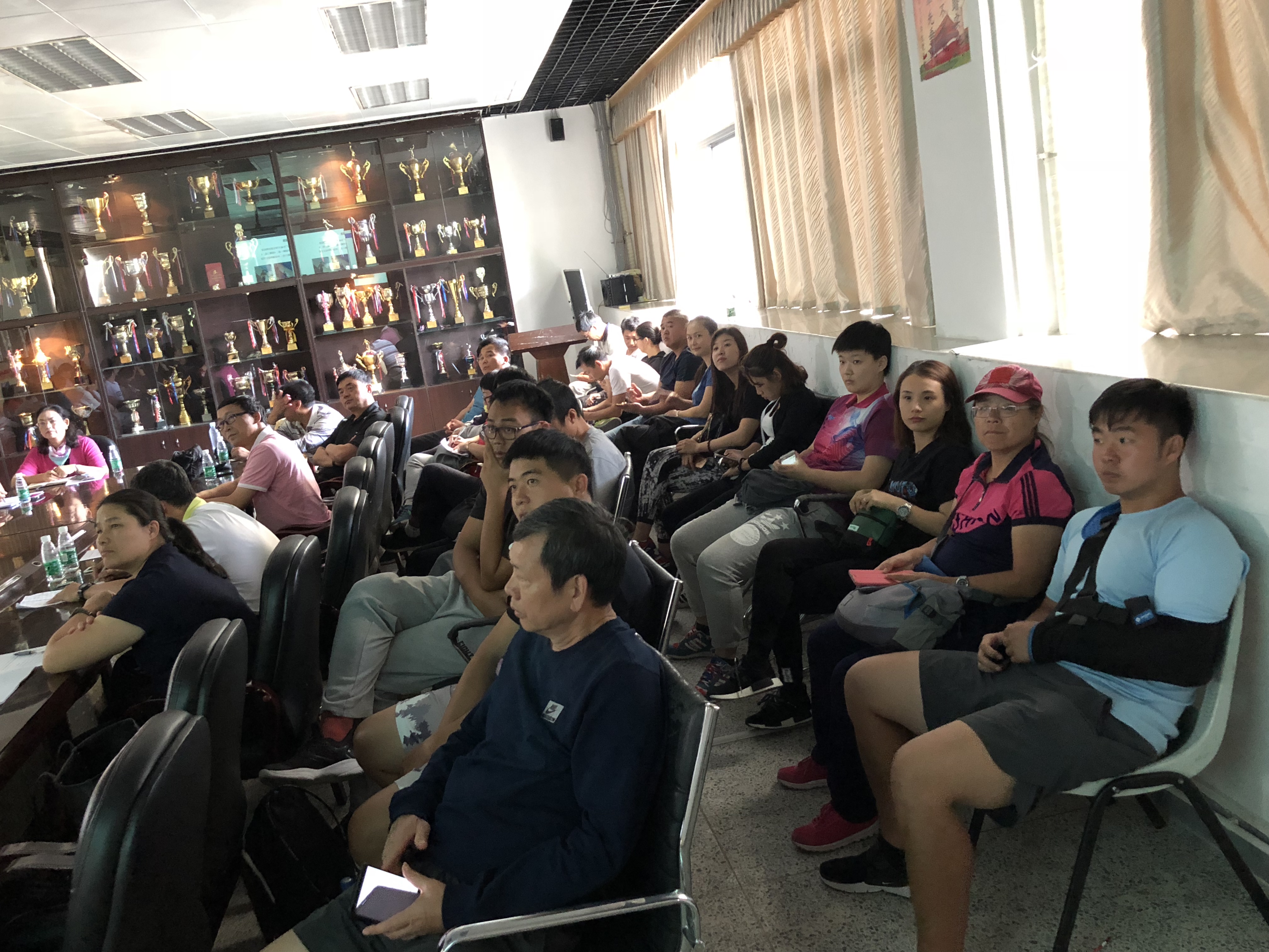 教职工们认真聆听