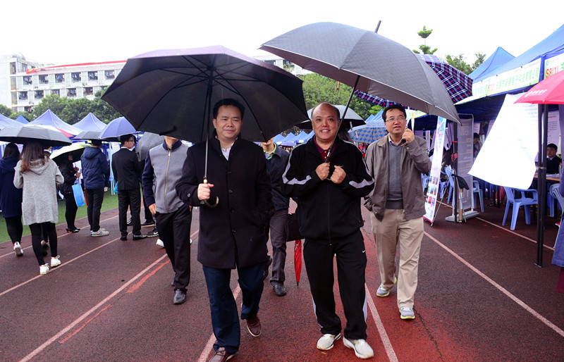 吕琦元一行了解现场