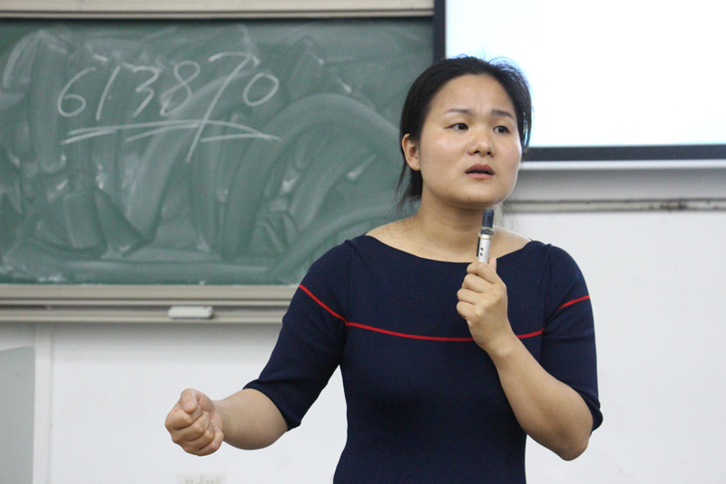 戴候英校友正在作报告-800