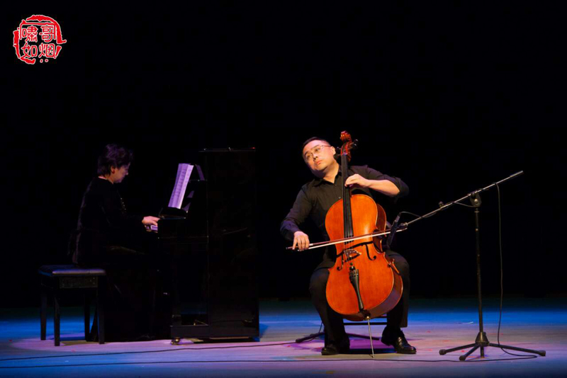 颜乐老师正在演奏其原创大提琴作品《坡》-800