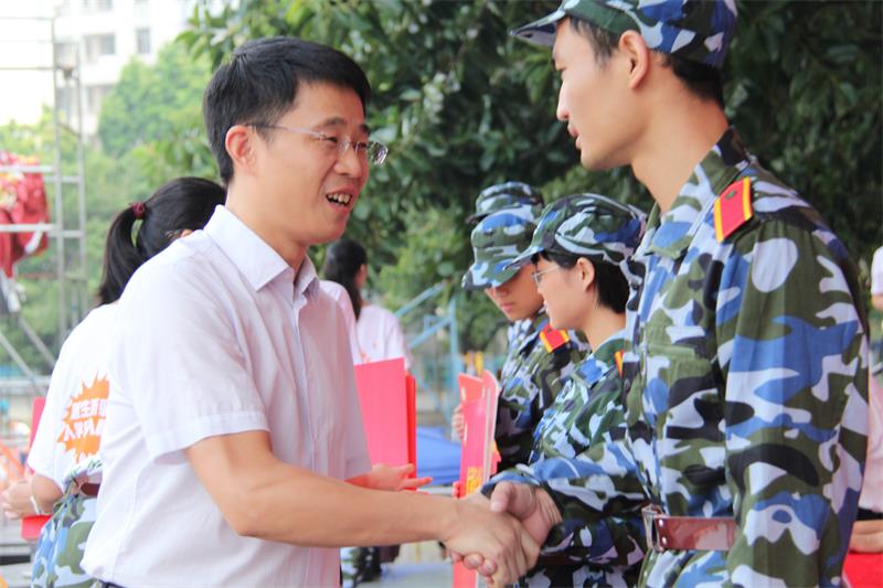 成洪波书记为新生奖学金获得者颁奖