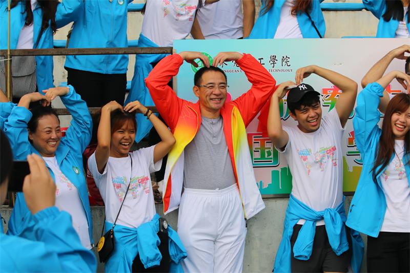 杨敏林副校长与国际学院学生在一起