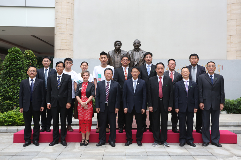 首批博士生与领导嘉宾合影。