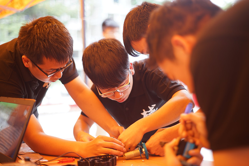 参赛队伍紧张地组装机器人