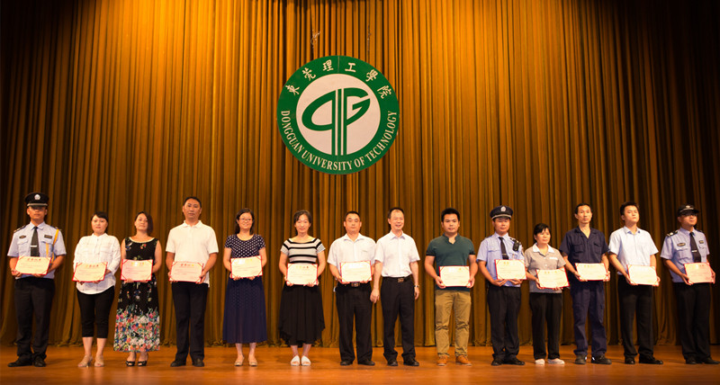 李忠红副校长向优秀员工颁奖