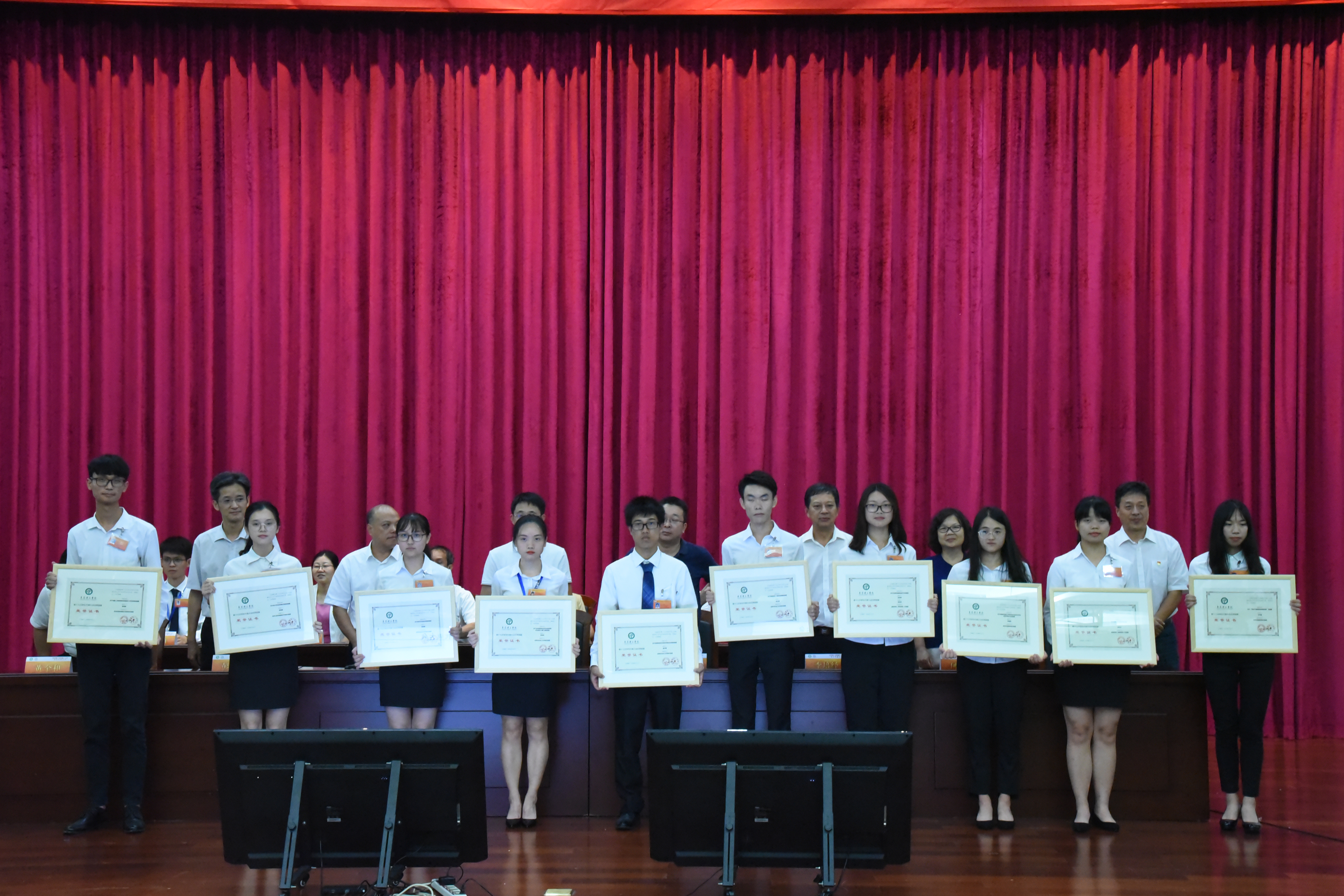 颁发优秀提案奖 颁发优秀提案奖