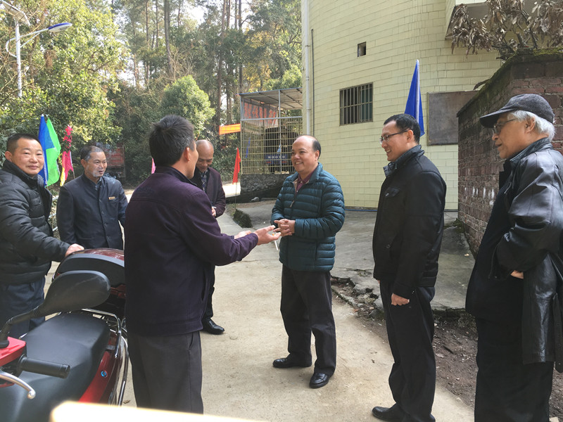 吕副书记走访村民