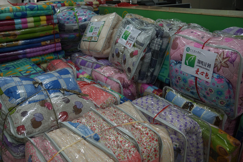 学校为特困生准备的“爱心礼包”