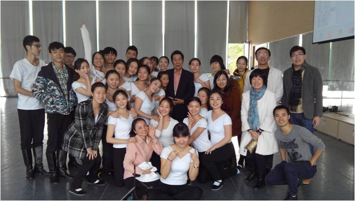 克里木将军和师范学院领导、老师及学生合影