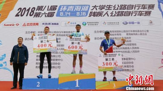 图为获奖选手上台领奖 马铭言 摄