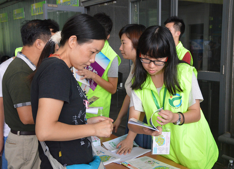 我校志愿者解答家长疑问_副本