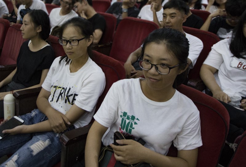 个别观众 熊银君摄_副本