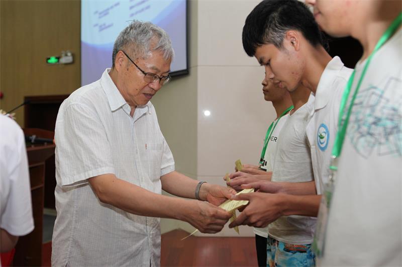 孙增圻教授为冠军队伍颁奖