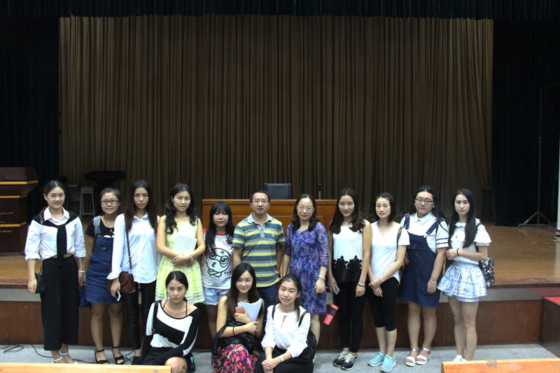 领导、老师和同学们合影留念-800