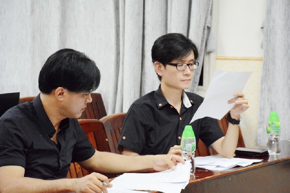 国际商务班面试现场 候凤雄副主任(右)和林国均老师(左)