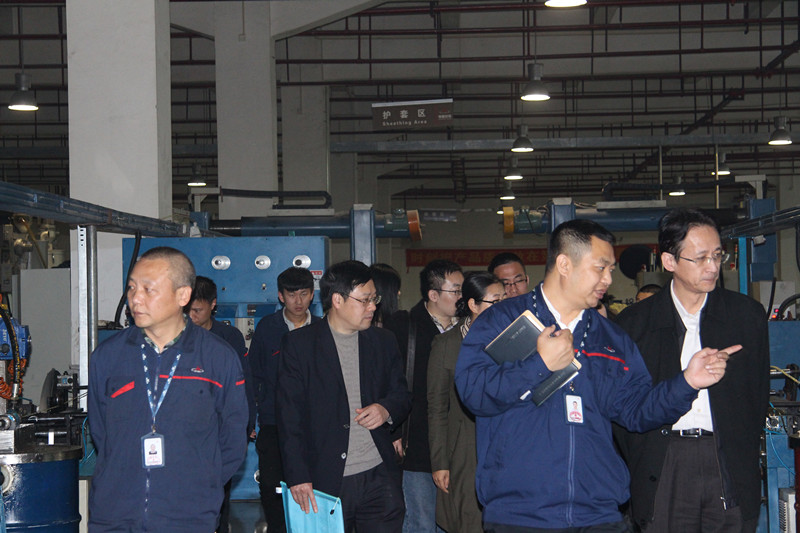 调研团走进厂房_副本