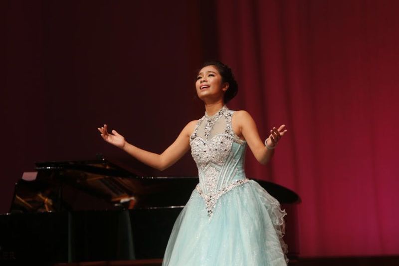 陈丽因深情地演唱-800