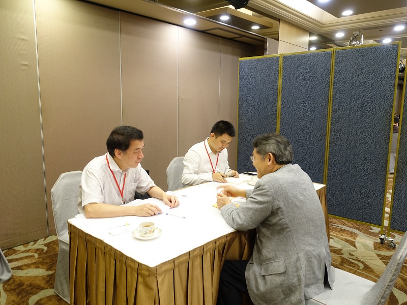 与台湾应聘教师进行面试