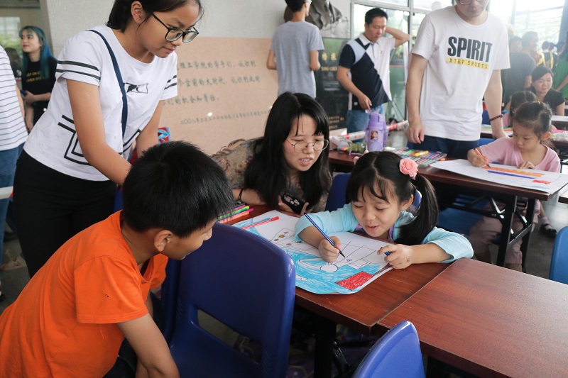 绘画比赛正在进行 绘画比赛正在进行