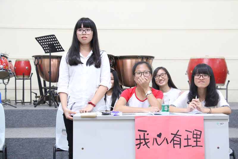 参赛选手正在回答问题-800