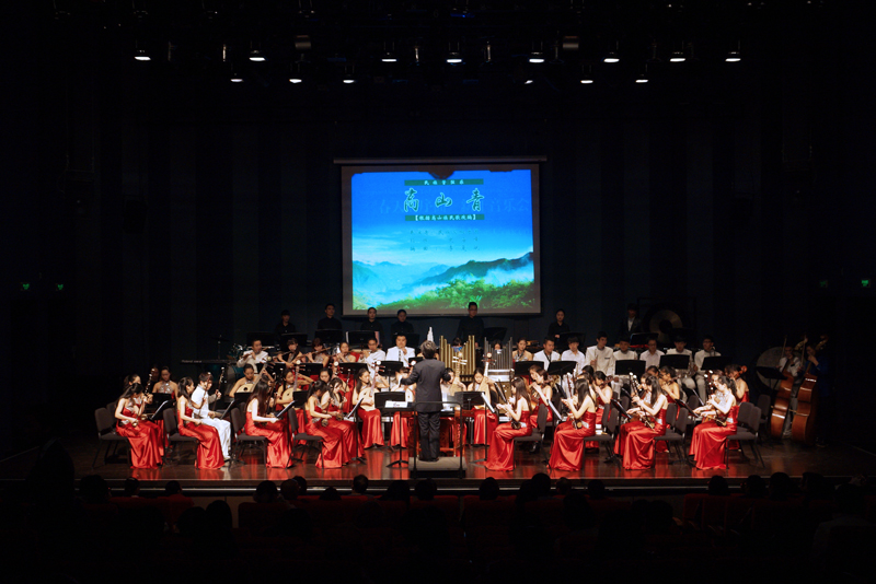 师范学院民族交响乐团正在玉兰大剧院演出-800