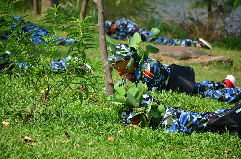 、空袭  大家随地找个地趴下掩护_副本