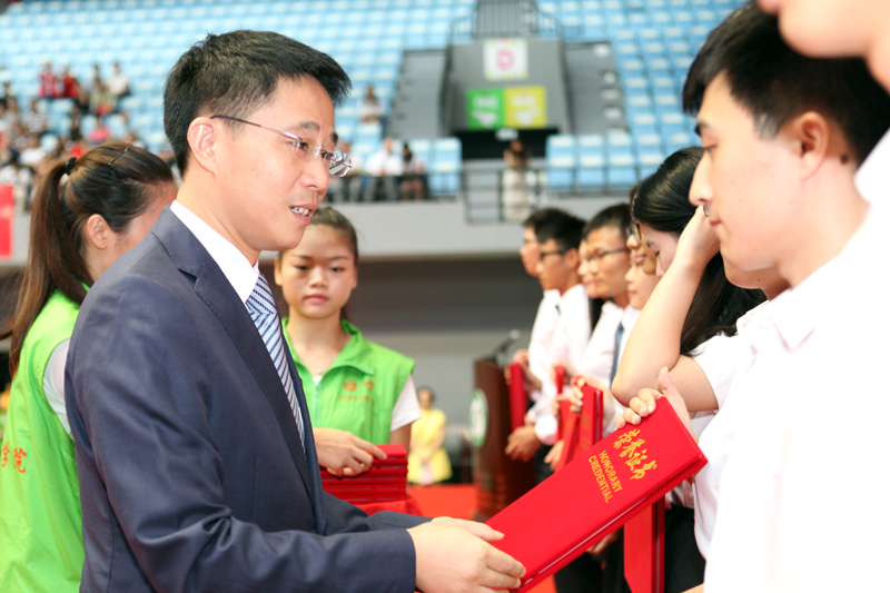成洪波书记向优秀毕业生颁发荣誉证书