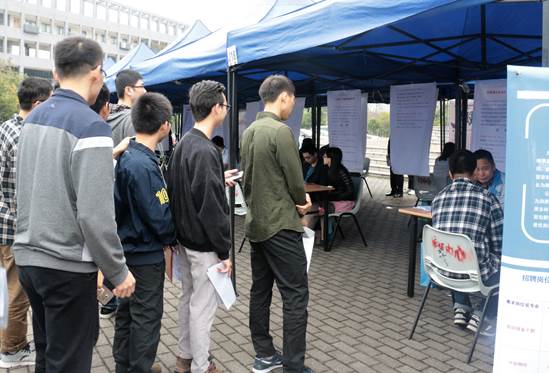 说明: 排起长队的企业摊位