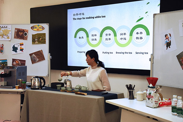孙莉明老师向大家展示茶艺 孙莉明老师向大家展示茶艺