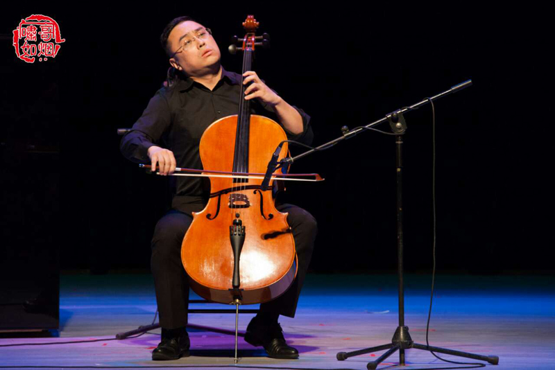 颜乐老师在演出中-800 