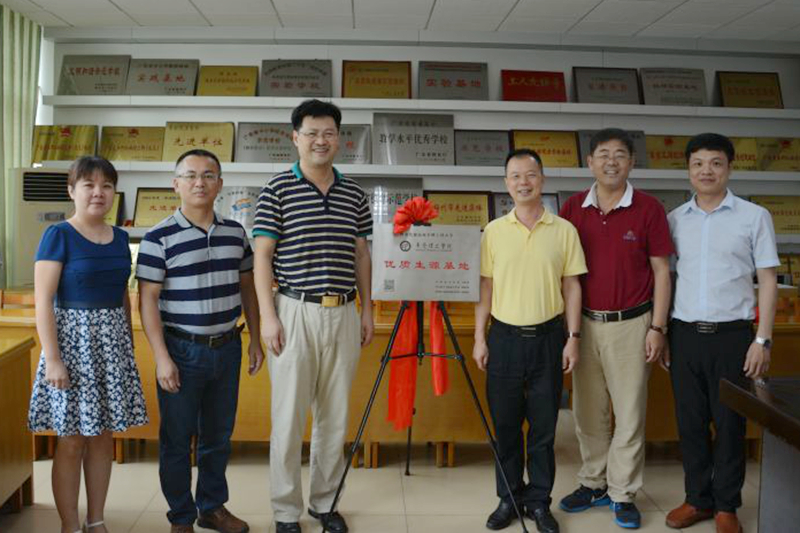 党委委员、副校长李忠红为梅县东山中学优质生源基地揭牌