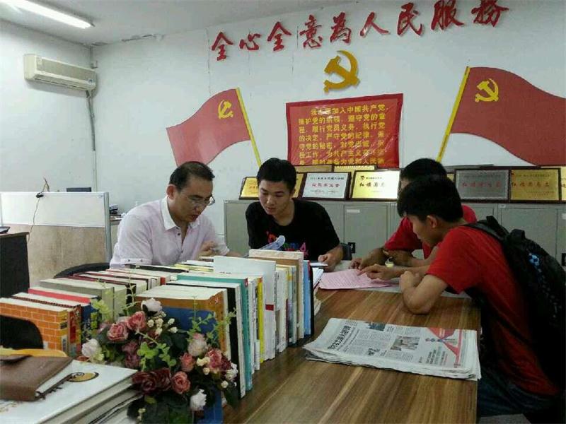 与学生讨论工作