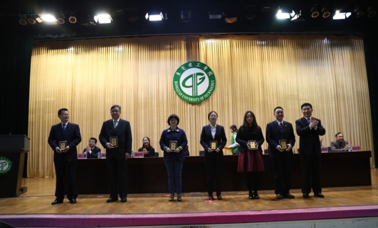 安书记颁发学业导师聘书