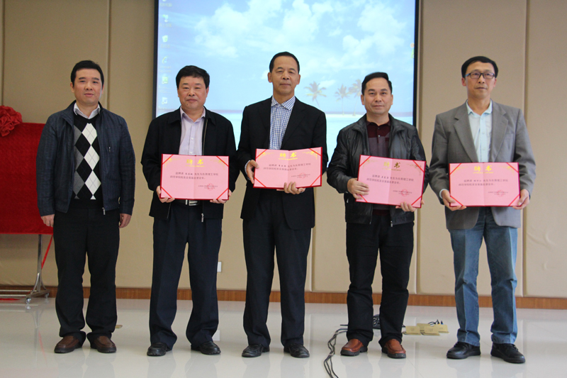 颁发名誉会长聘书-800