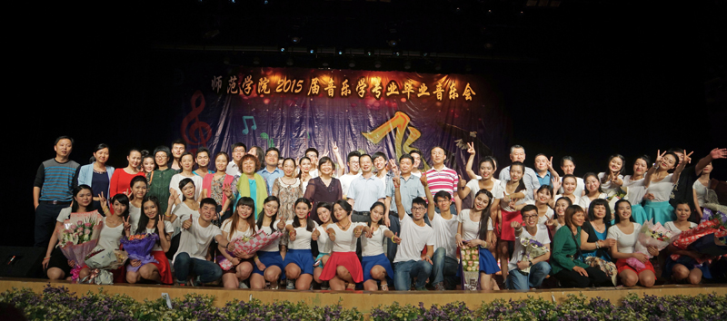 领导和老师与演员合影留念-800