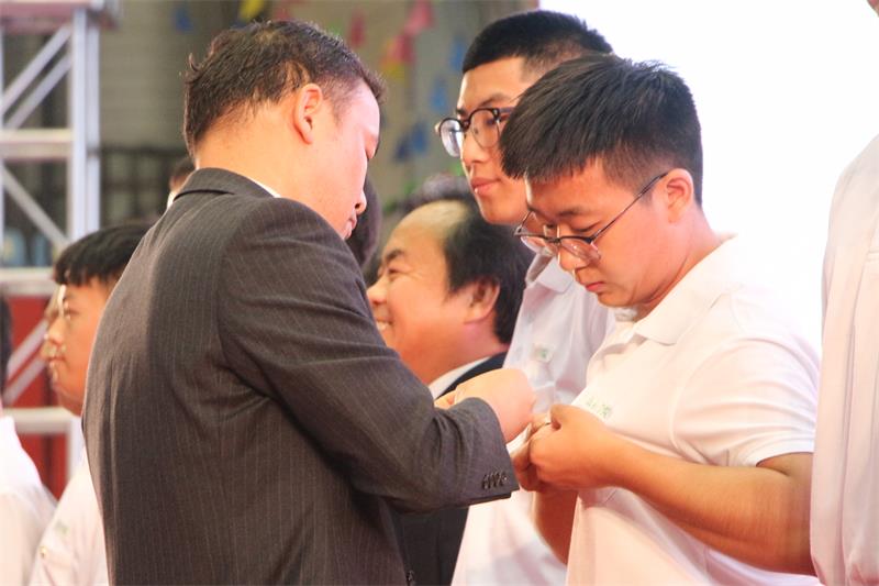 为新生佩戴校徽 (1)