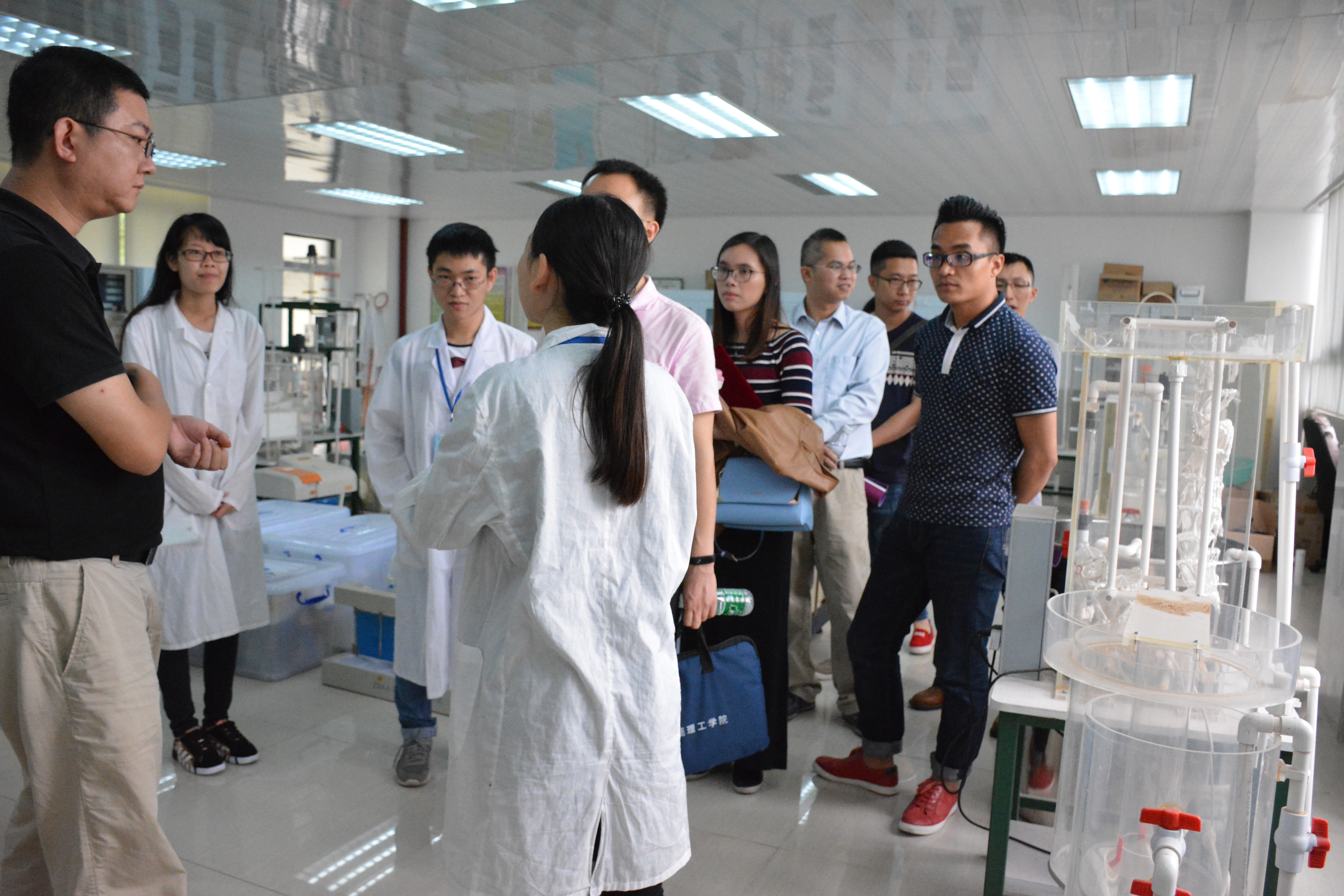 参观实验室