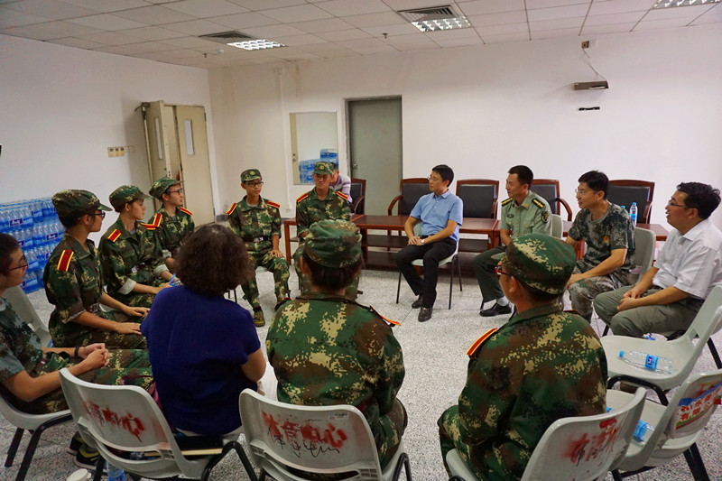 与军训新生座谈