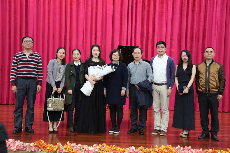 领导、老师和李杨川子合影留念