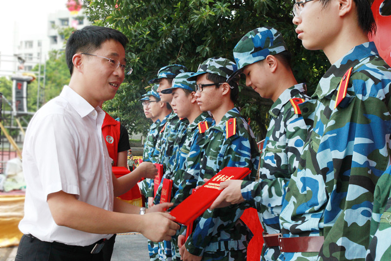 成洪波颁发新生奖学金