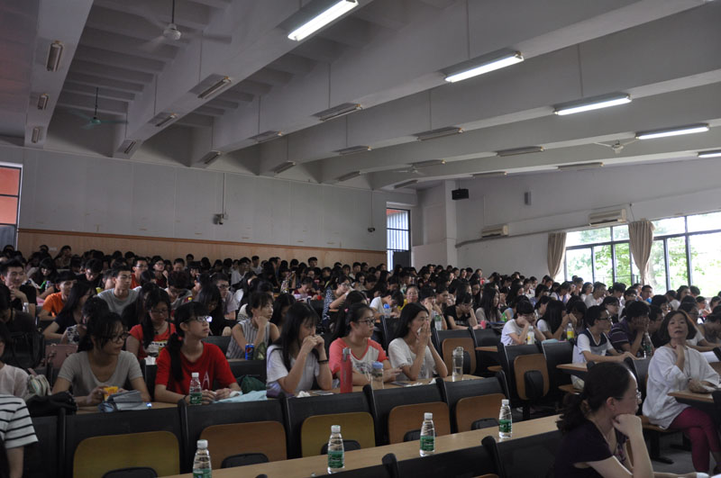 参加大会的全体学生在认真聆听-800