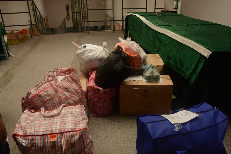 全校教职工捐赠的旧衣物