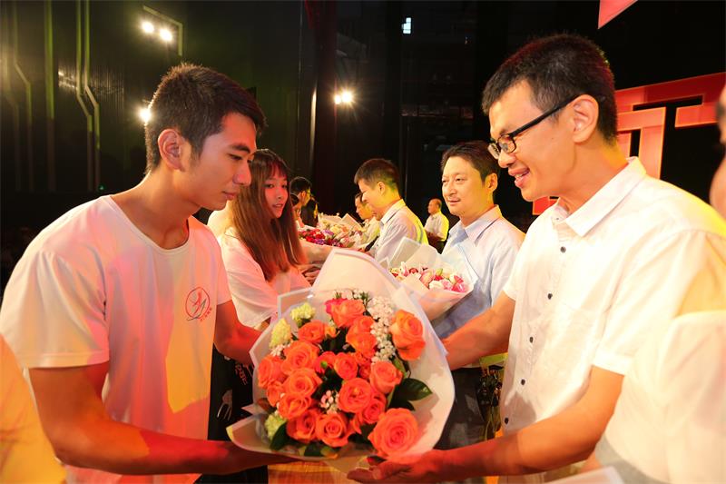 学生向省级教学名师、东莞市最美教师、东莞市优秀教师献花