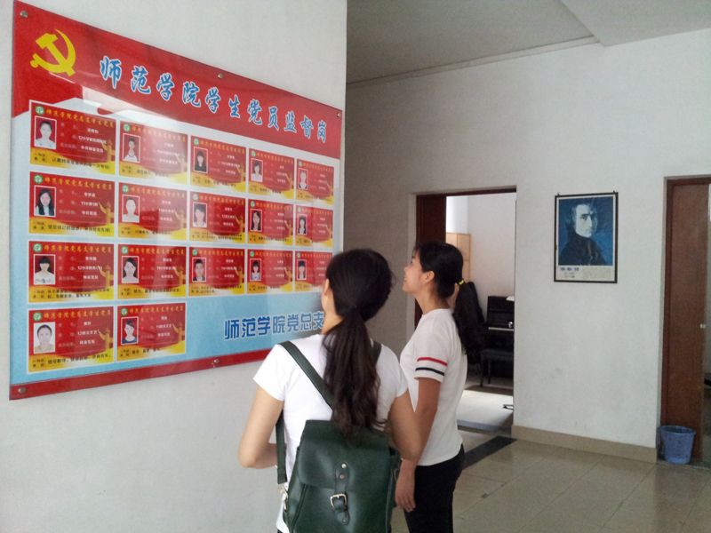 学生在观看学生党员监督岗-800